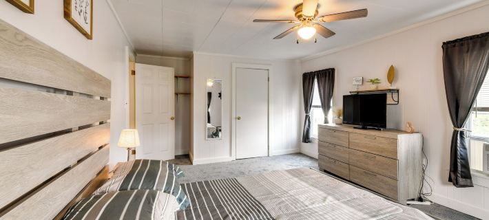 Steps to Crystal Lake: Spacious Retreat w/ Views オーリアンズのホテル