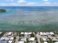 Spacious 5-bedroom house with Pool, Ocean Views, Dock in  wonderful Marathon, Fl - 방갈로