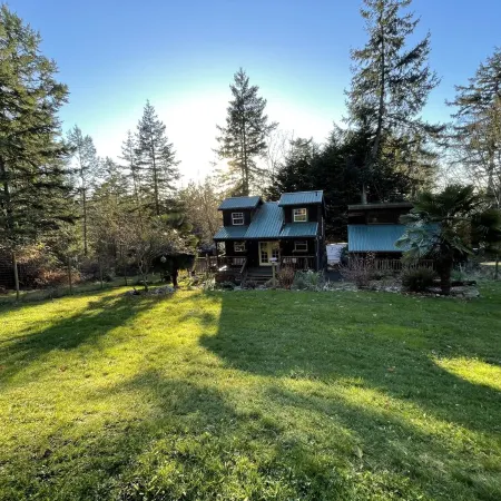 The Woodpecker Cabin on Guemes Island with Hot Tub!