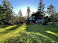 The Woodpecker Cabin on Guemes Island with Hot Tub! 阿納科特斯機場附近的飯店