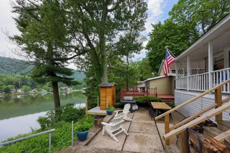 Lakefront Cottage on Moon Lake