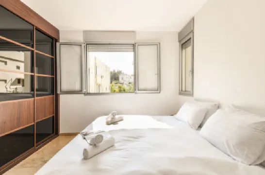 Chic 3BR Apt with Balcony, Mamad Hotels in 