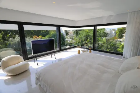 Breathtaking Villa w Pool & Sauna Near the Beach Отели рядом с достопримечательностью «Herzliya Medical Center»