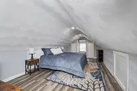 Comfortable & Private 2 Bedrm Cottage w/ King bed.