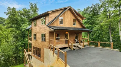 Heated Indoor Pool, Hot Tub, Games, Minutes to Pigeon Forge & Gatlinburg! Hotels near Little Greenbrier School