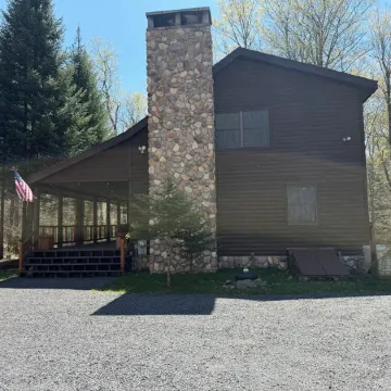 3 Bedroom, 2 Bath Secluded Old Forge Log Cabin