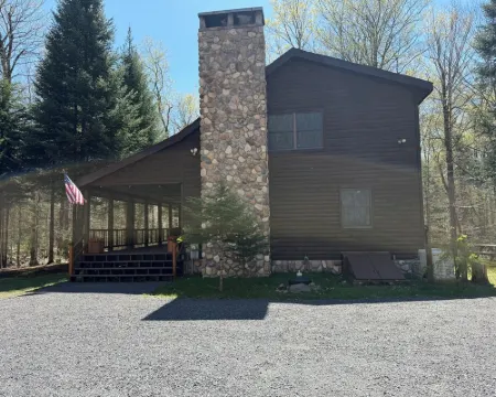 3 Bedroom, 2 Bath Secluded Old Forge Log Cabin Hotels in Webb