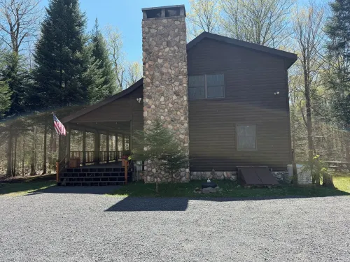 3 Bedroom, 2 Bath Secluded Old Forge Log Cabin Hotels in Old Forge