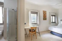 Cozy 3BR Apt w Big Windows 5 Min Walk From Beach Hoteles en 