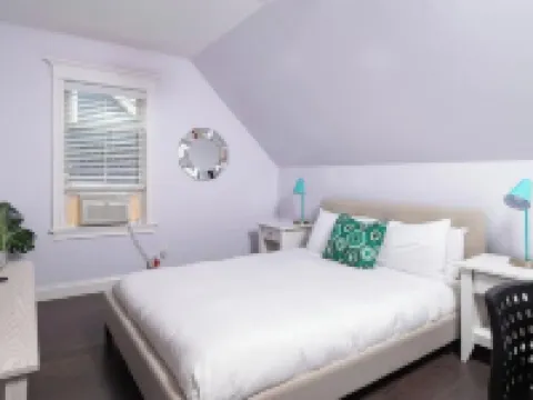 Stylish Boston-Area Duplex - Free Parking, Yard, Comfortable Stay Hoteles en Everett