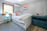 Private log cabin nestled at the base of a secluded wooded area Hotels in Highland