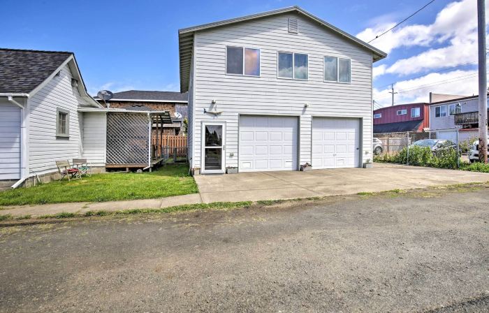 Waldport Townhome w/ Dog Run on Alsea Bay!