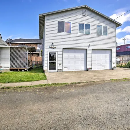 Waldport Townhome w/ Dog Run on Alsea Bay!
