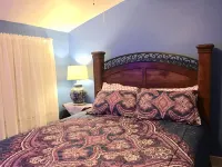 Stay near football fun! 3-Bedroom Vacation Home by Arrowhead 8 min.