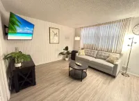 Private Lanai and Full Kitchen in Waikiki Oasis - Charming Retreat