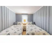 Cozy 2-bedroom cottage, 0.2 mi walk to the beach and other popular attractions!