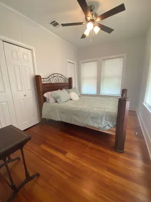 5 bedroom, 3 bath, game room, large outdoor. Sleeps 15. Walk to downtown Hotels in Mineral Wells