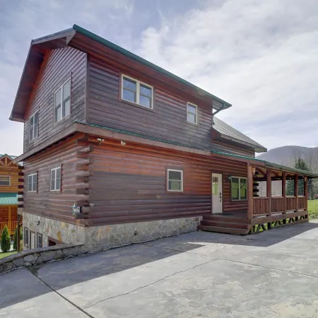 Maggie Valley Cabin w/ Private Hot Tub & Game Room