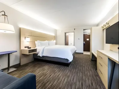 Holiday Inn Express Flint-Campus Area Hotels near Bishop International Airport