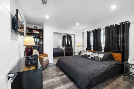 UNIT # 7 Ocean and Downtown view LAUDERDALE BY THE SEA  200 steps to beach fun