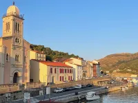 Just a stone's throw from the port and 300 m from a cove. Hotels in Port-Vendres