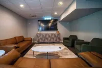 The Parkview House. Hot Tub, Arcade & Park!