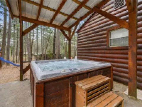 Cozy Cabin in the Heart of Beaver's Bend State Park Hotels in Broken Bow
