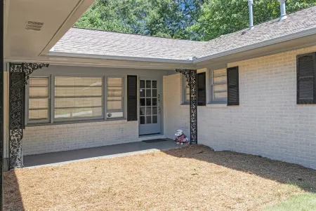 4 Bed 3 Ba Reno w/ Saltwater Pool (Heated) 2 miles to Sanford Stadium/Downtown