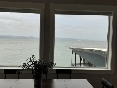 Pier 11-VISTA….2nd Story Apartment with Panoramic views of the Columbia River! Отели в г. Астория