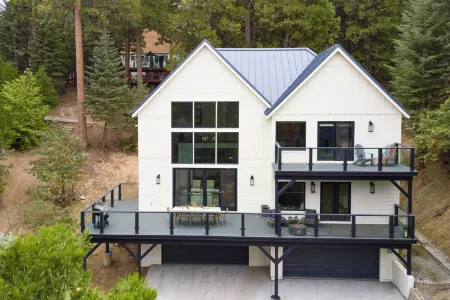 Luxury Retreat, 5Mins to the Lake Game Room + Fire Pit Howlite by Avantstay Отели рядом с достопримечательностью «Библиотека Лейк Арроухед Бранч»