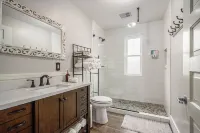 NEW 1st Floor Victorian Flat in Downtown Kalamazoo
