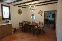 Rural house with garden, barbecue and swimming pool. Sea, mountains, culture, hiking! Hotels in Baix Maestrat