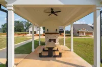 GameDaze - New 4/3.5 Bedroom House only 5 min  to LakePoint - Sleeps 14 Hotels in Emerson