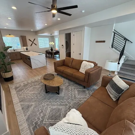 Luxury 5Br Adventure Hub! Pineview, Hiking, Golfing, Biking. Sleeps 12. 4.5 Bath