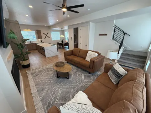 Luxury 5Br Adventure Hub! Pineview, Hiking, Golfing, Biking. Sleeps 12. 4.5 Bath