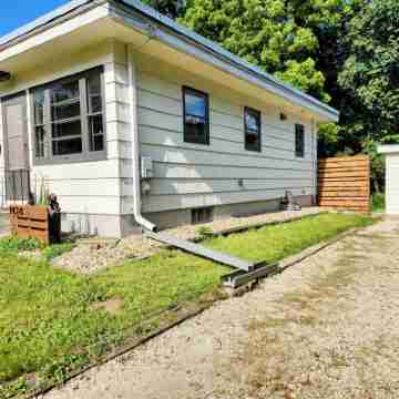 Meet Bev, a charming 2-bedroom, pet-friendly home in Rochester Hotel Exterior