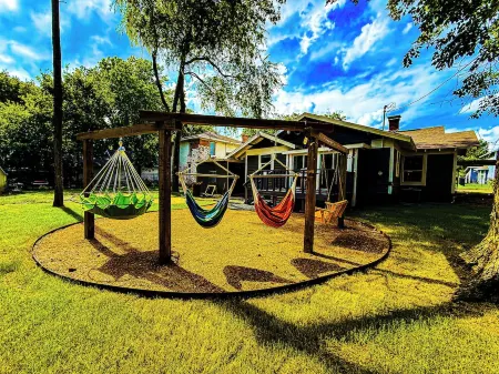 1700ft Gamers Nest 3 Bedroom 2 Bath 2 Kings 2 Queens and a Full!  Bomb Backyard!