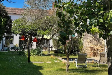 L'R de Ré, charming house with swimming pool and large garden. Отели в г. Сент-Мари-Де-Ре