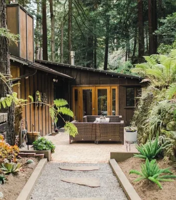 Cabin Nestled in Forested Canyon Các khách sạn gần Hawthorne Gallery