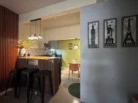 Cozy and Charming 2-bedroom townhouse located near Clark and Malls free parking