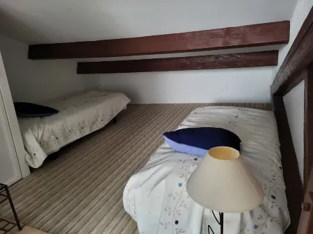 Un Immense Studio Atypique Entre la Vigne et la mer et son un Patio Intimiste