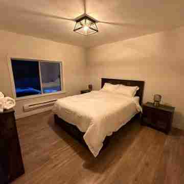 Fun cottage with hot tub, pool table, game room, and a huge deck. Rooms