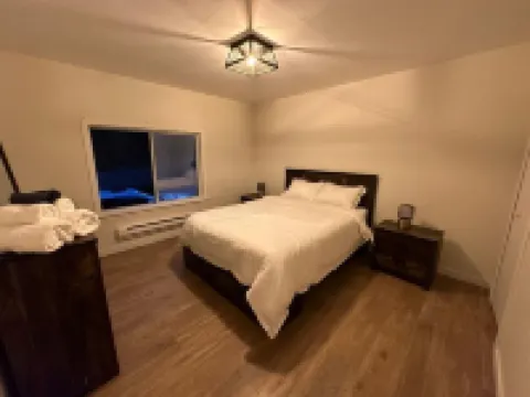 Fun cottage with hot tub, pool table, game room, and a huge deck. Hotels in Roberts Creek