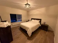 Fun cottage with hot tub, pool table, game room, and a huge deck. فنادق في Roberts Creek