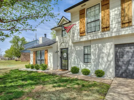 Edmond Bungalow: Cute 2 BR + Bonus Game Room with Futon