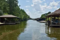 Spacious 4 Bed Island House on Lake Hamilton with Boat Slip
