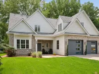Architecturally designed  4 bedroom home walking distance to downtown Wayzata Hotele w: Wayzata