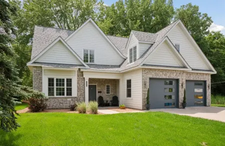 Architecturally designed  4 bedroom home walking distance to downtown Wayzata Отели в г. Уайзета