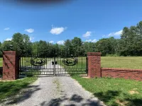 Charming studio in beautiful Hendersonville with AC, WiFi, hot tub & gated