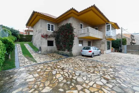 Second floor of house with enclosed property in Baiona.
